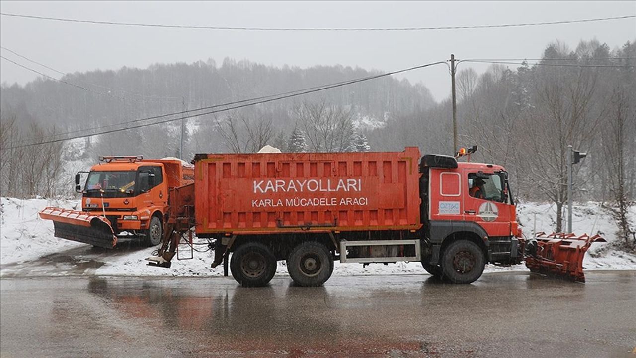 D-100 Karayolu'nun Bolu Dağı geçişinde kar yağışı başladı