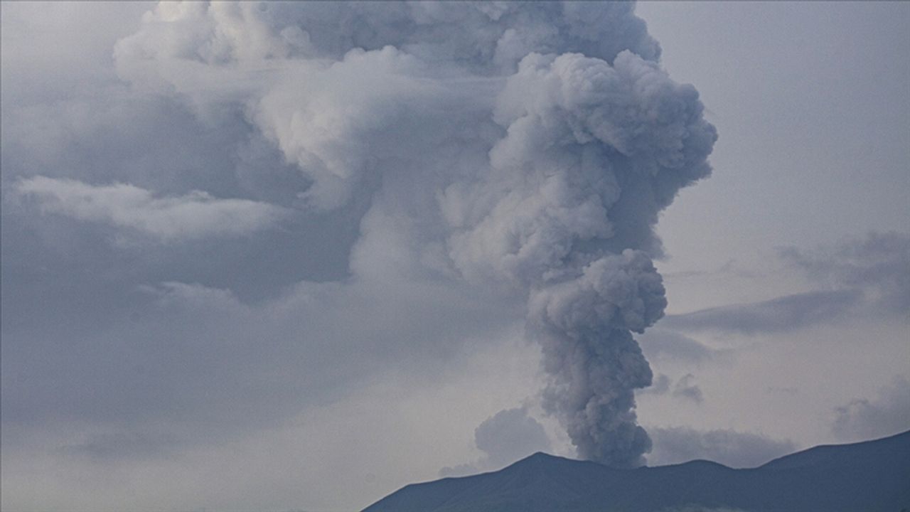 Endonezya'da Lewotobi Laki-Laki yanardağı patladı, en yüksek seviye alarm verildi