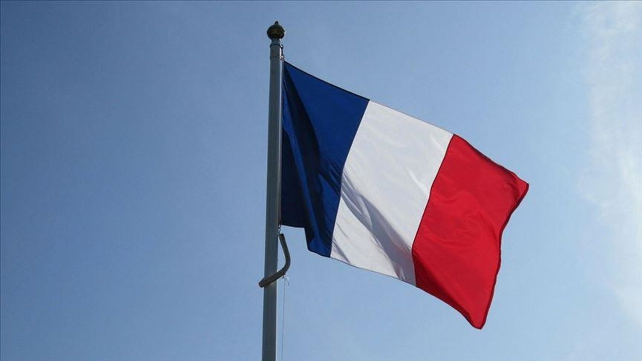 Fransa'da başörtülü kadınların markete girmesini yasaklayan müdüre 3 ay tecilli hapis