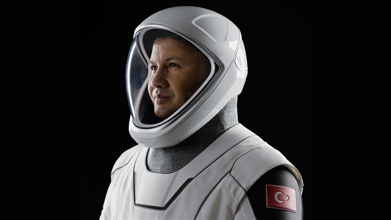 İlk Türk astronot Alper Gezeravcı'nın uzaydaki ilk sözü "İstikbal göklerdedir" oldu