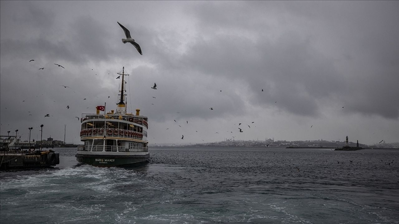 İstanbul'da olumsuz hava koşulları nedeniyle bazı vapur seferleri yapılamıyor