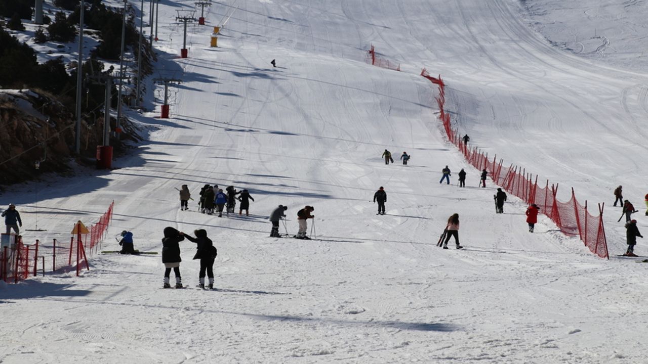 Ergan Dağı Kayak Merkezi'ne gelen öğrenciler kayak yapmayı öğreniyor