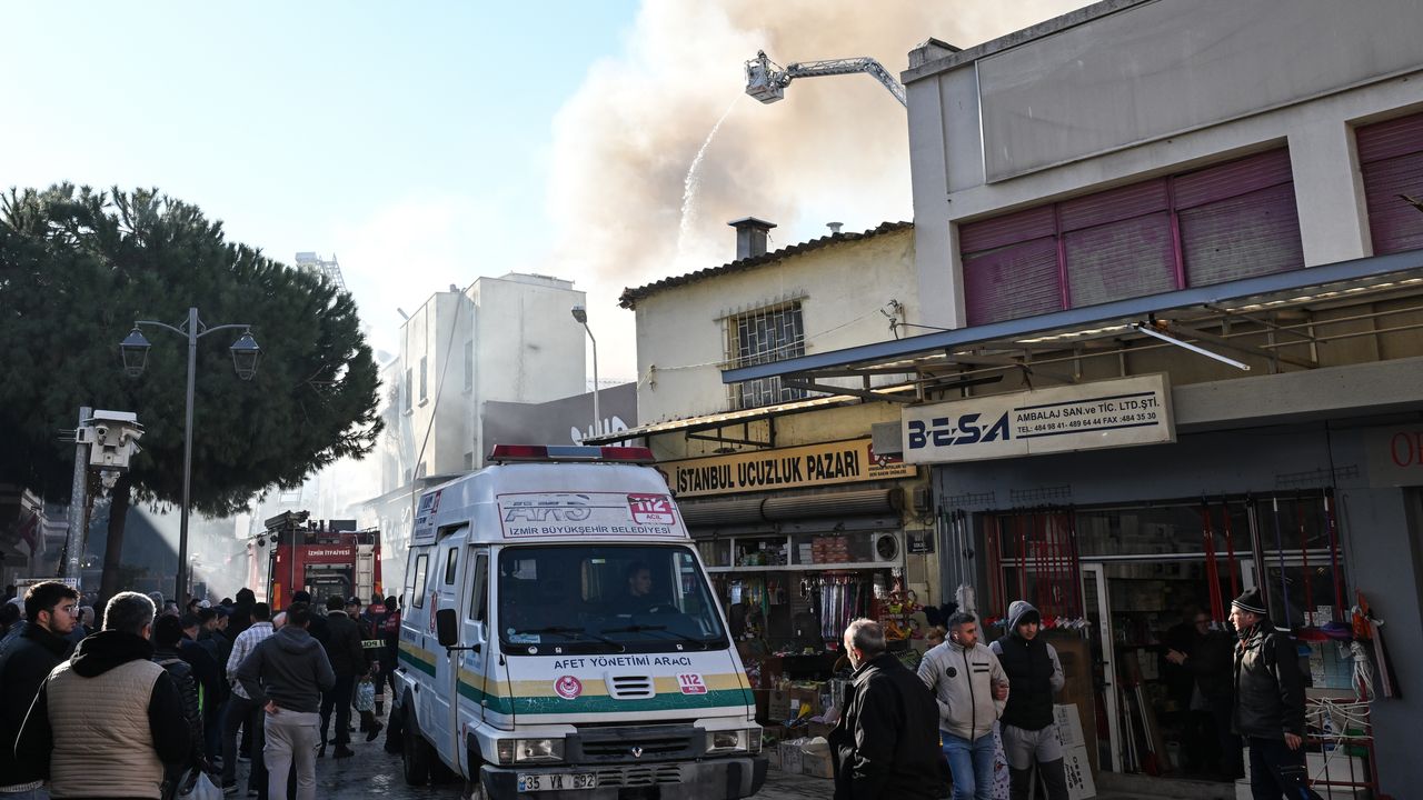 İzmir'de Kemeraltı Çarşısı'ndaki bir iş merkezinde yangın çıktı