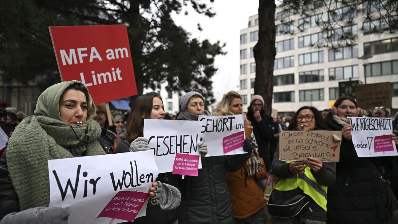 Almanya’da muayenehanelerde çalışan sağlık personeli uyarı grevi yaptı