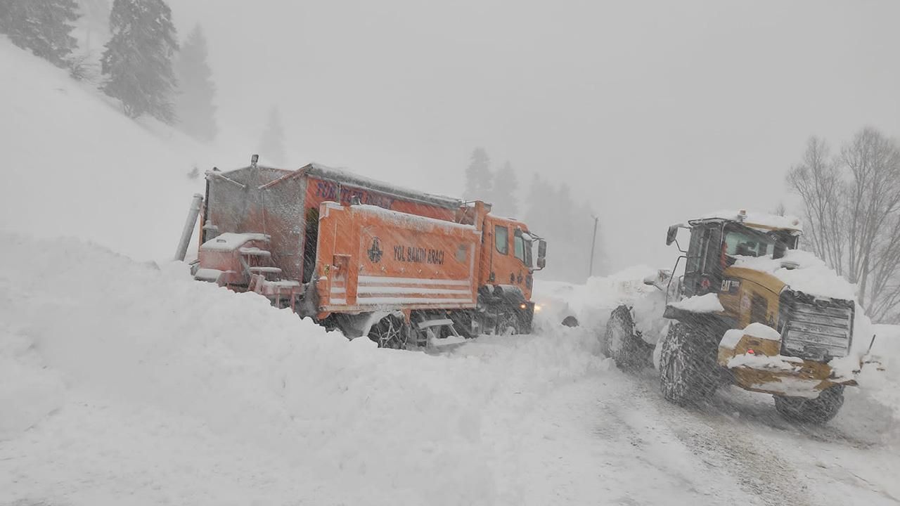 Artvin-Ardahan yolunda yoğun kar ulaşımı kapattı