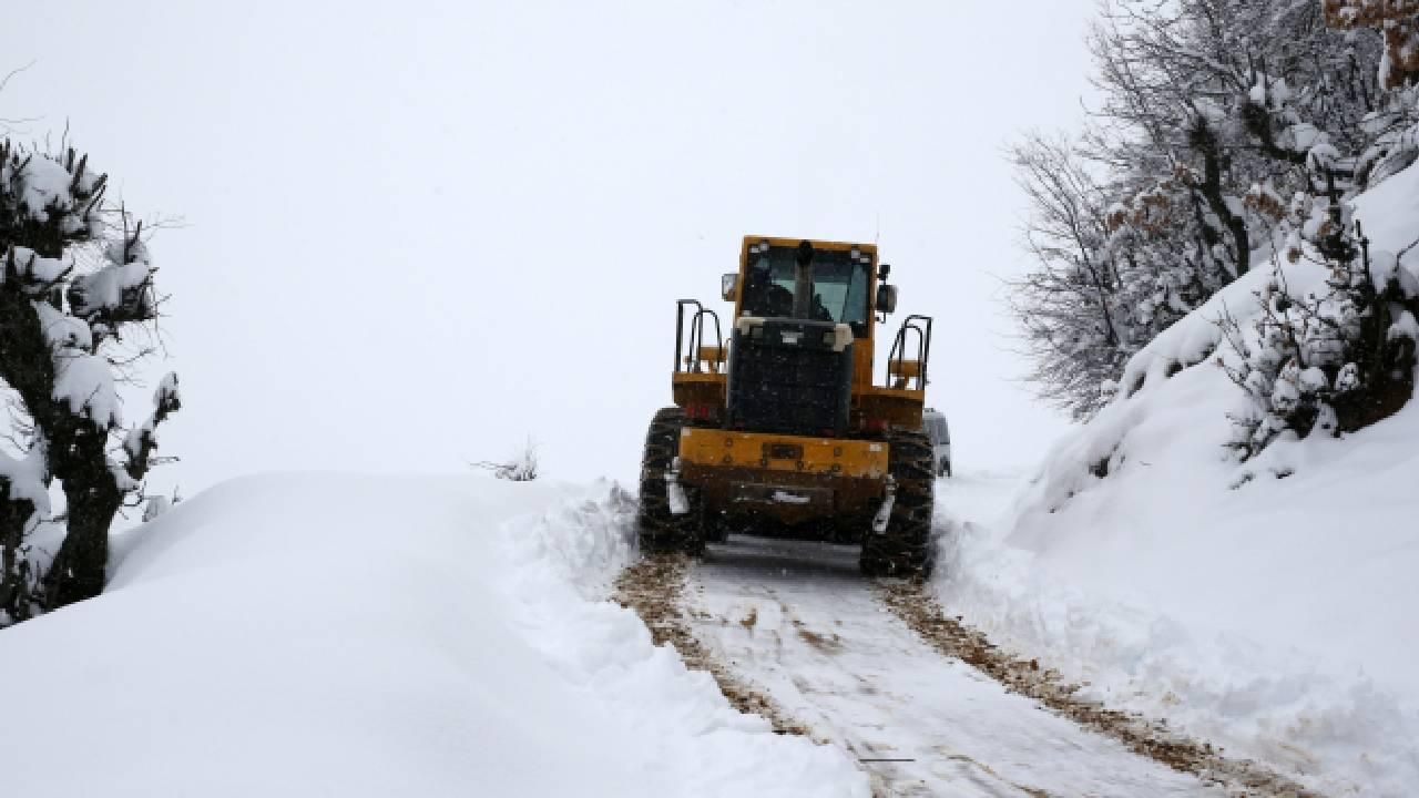 2 ilde kar yağışı 15 yolu ulaşıma kapattı
