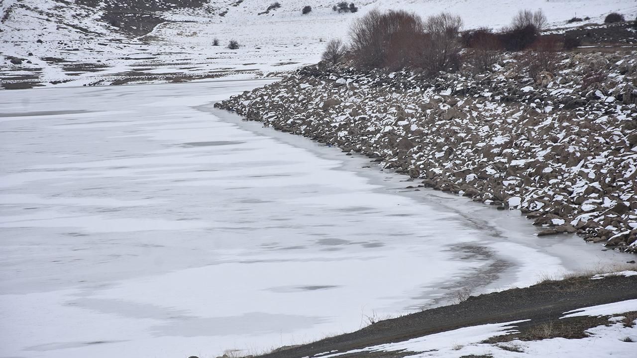 Sivas'ta sıcaklık eksi 12 dereceye düştü, Yıldız Göleti buz tuttu