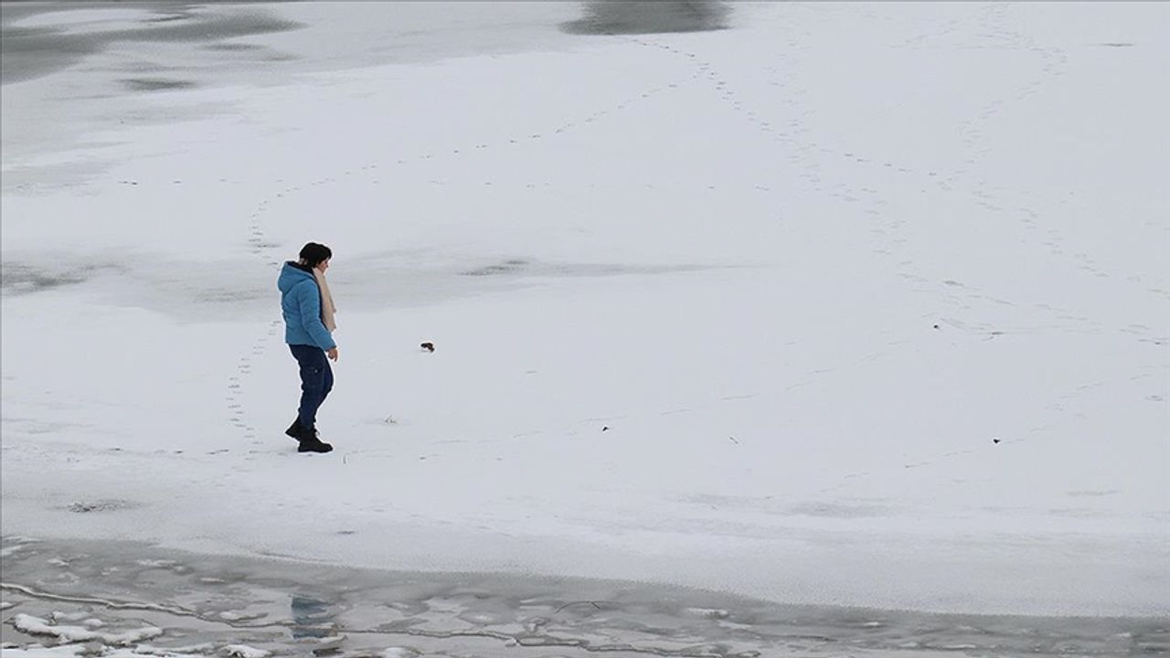 Sivas'ta Yıldız Göleti'nin yüzeyi buz tuttu