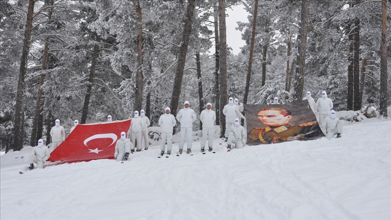 MSB, yoğun kar ve şiddetli soğuklarda muharebe eğitimi alan Mehmetçikleri paylaştı