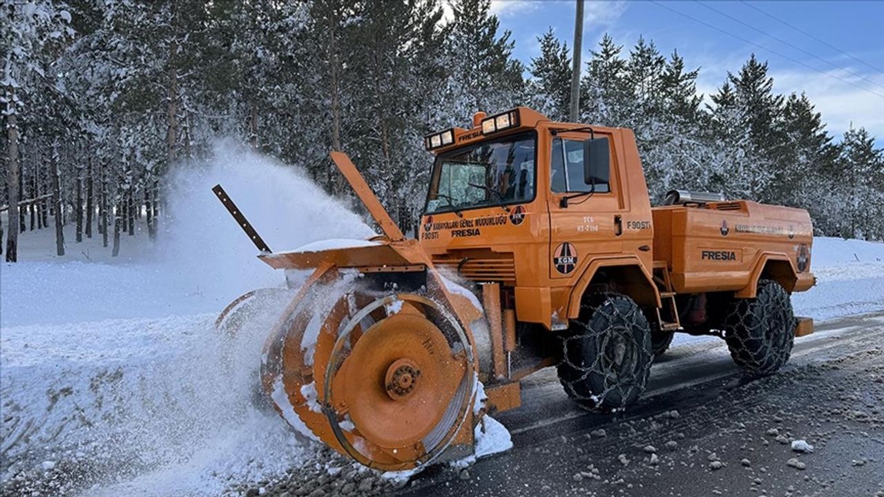 Kar kalınlığının 96 santimetre ölçüldüğü Ardahan'da karla mücadele çalışmaları sürüyor