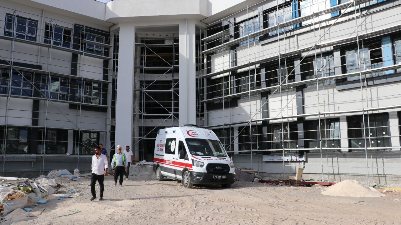 Kilis'te inşaattan düşen işçi hayatını kaybetti
