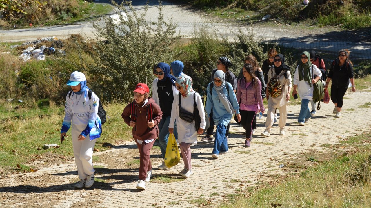 Bitlis'te kadınlar sağlıklı yaşama dikkati çekmek için yürüyüş yaptı