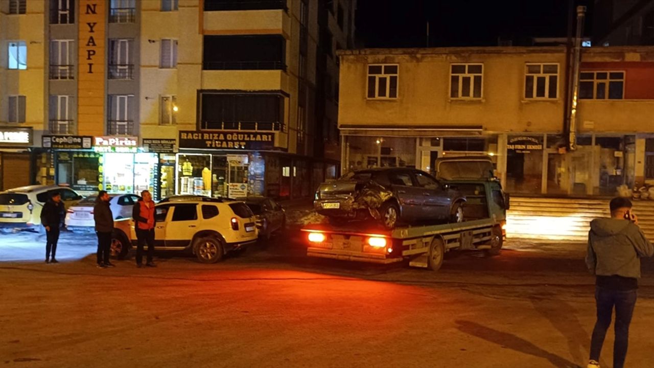 Bitlis'te üç aracın karıştığı trafik kazasında 4 kişi yaralandı