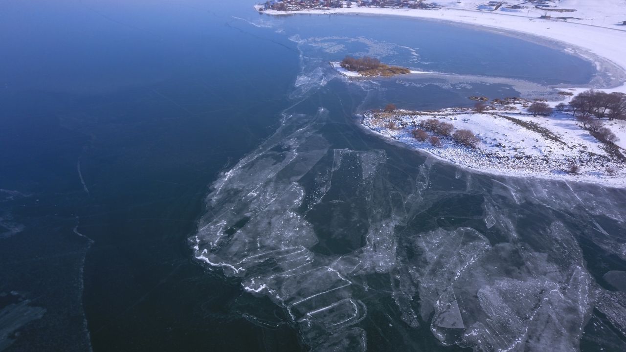 Bitlis'teki Nazik Gölü'nün yüzeyi buz tuttu