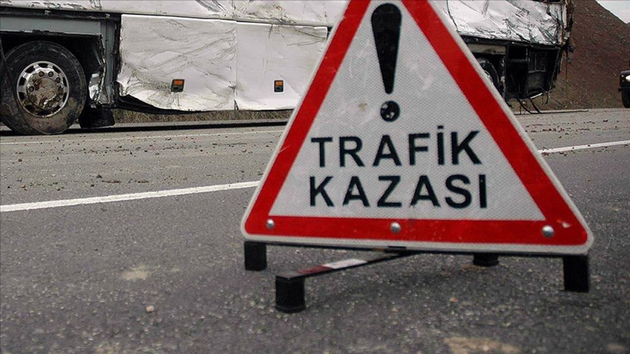 Malatya ile Elazığ arasında meydana gelen trafik kazasında 2 kişi hayatını kaybetti, 2 kişi de yaralandı.