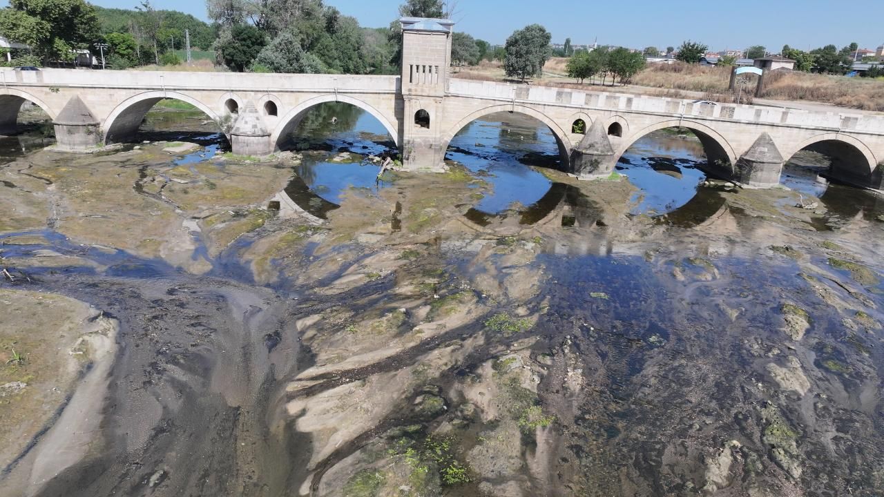 Kuraklığın etkilediği Tunca Nehri'nde su akışı durma noktasına geldi