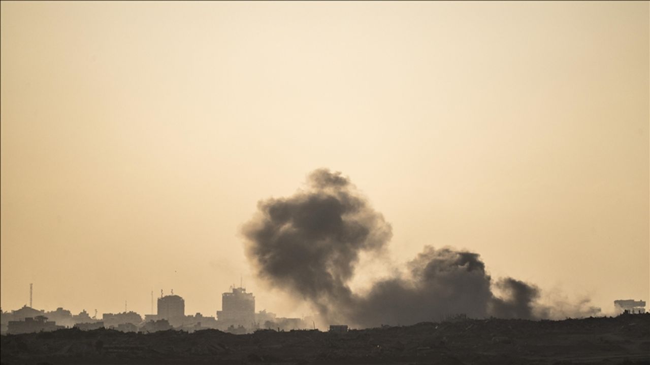 İsrail ordusu Gazze'de yüzlerce Filistinlinin sığındığı çok katlı "Barış" binasını yıktı