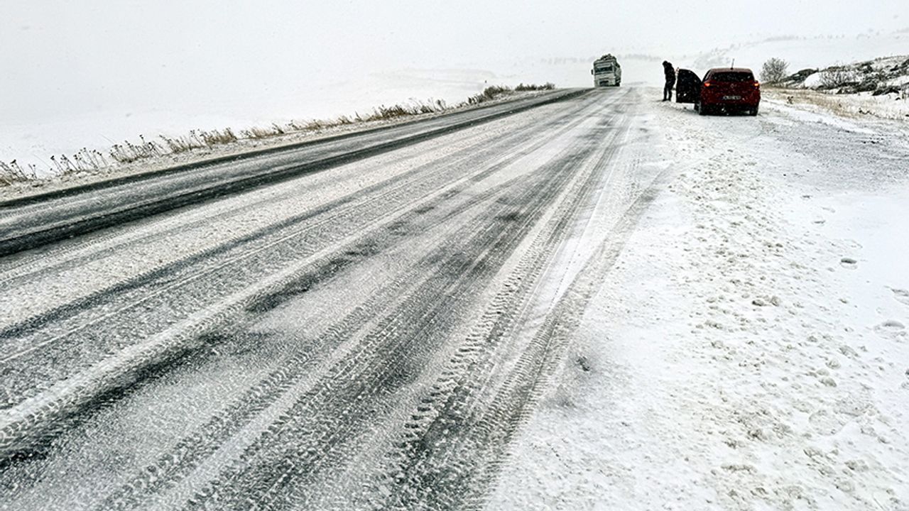 Ardahan'da kar yağışı ve tipi buzlanmaya neden oluyor