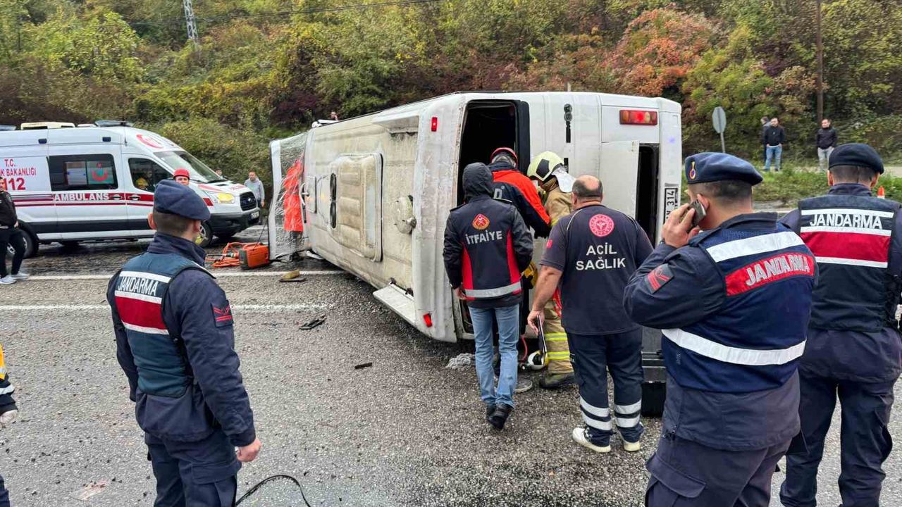 Bartın’da işçi servisi devrildi: 1 ölü, 19 yaralı