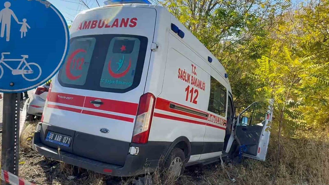 Hastaneye giden doktorun aracı ile hasta taşıyan ambulans çarpıştı: 1’i doktor, toplam 7 kişi yaralandı