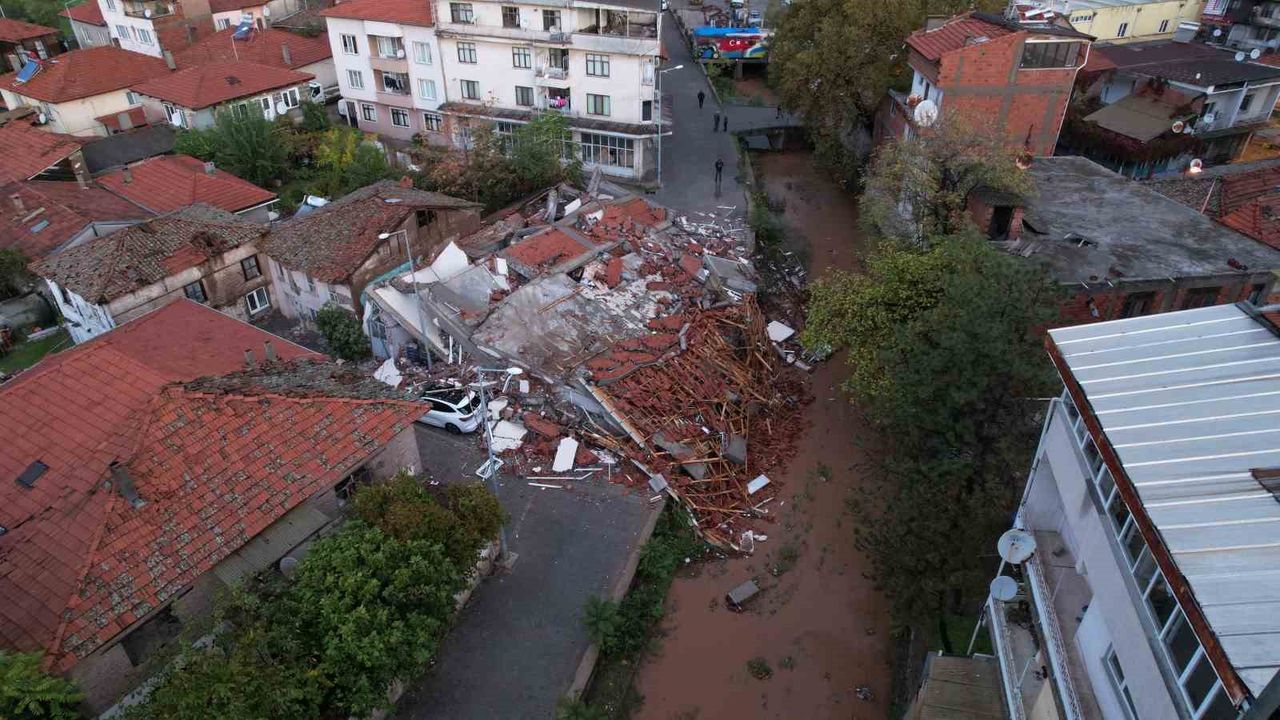 Sındırgı'da depremin ardından: Yıkım gün ağarınca ortaya çıktı