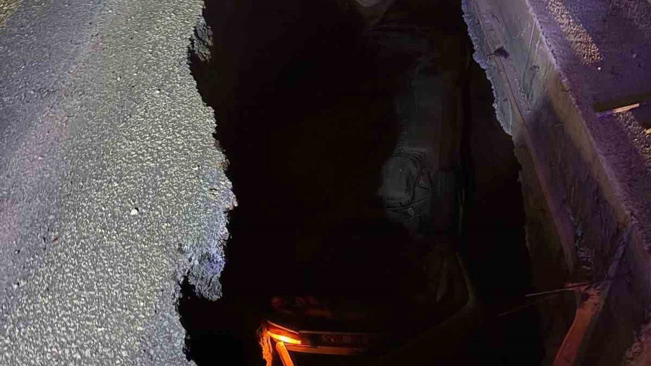 Osmaniye'de yol kenarındaki çukura düşen otomobilin sürücüsü yaralandı