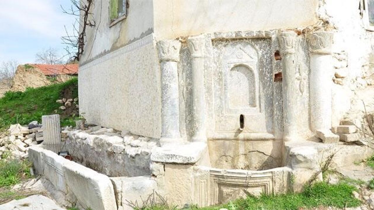 Roma dönemine ait mermer çeşme tahrip edildi