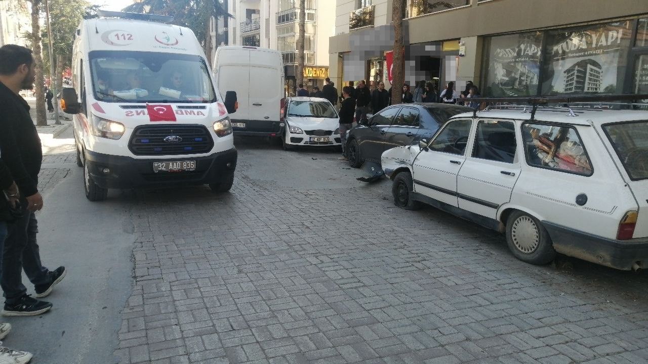 Kontrolden çıkan ticari araç, park halindeki 4 araca çarptı; 1 kişi yaralandı