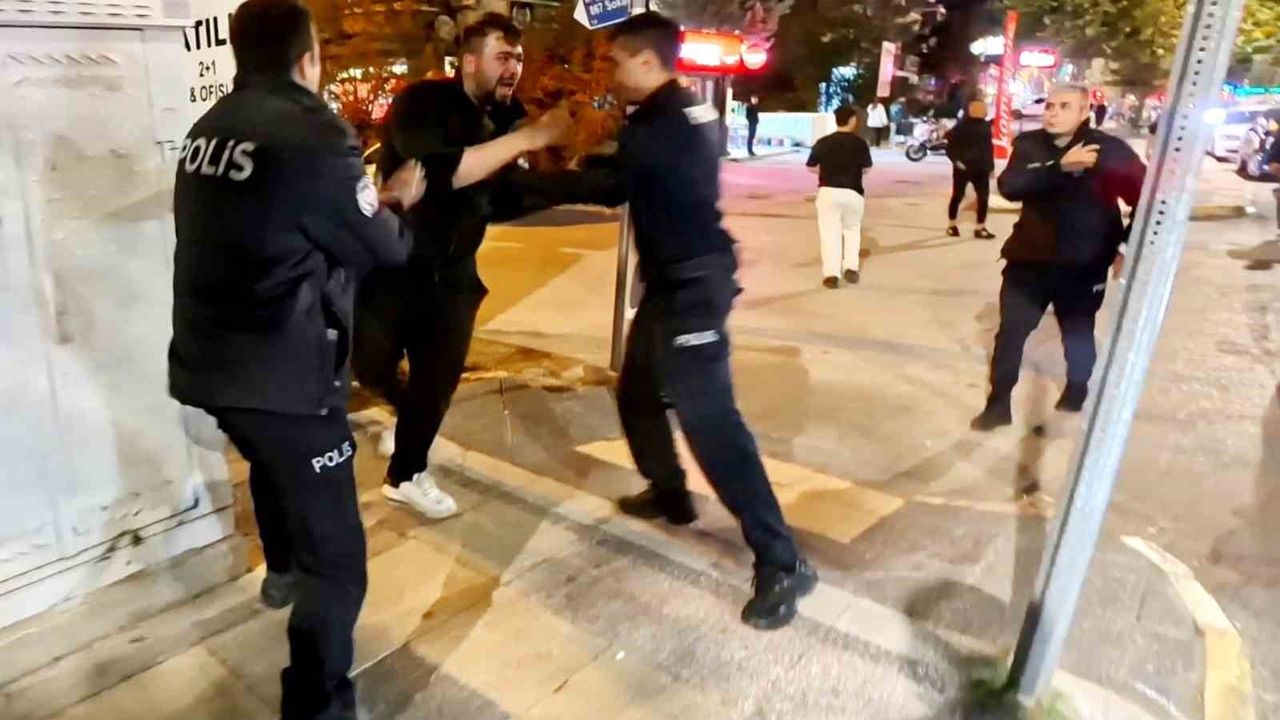 Yoldan geçen araçlara zarar vererek polise direndi, "Öldürün beni" diye bağırdı