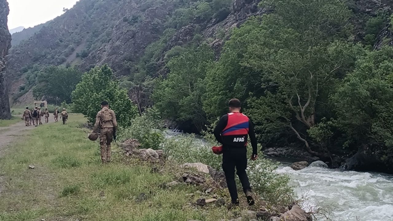 Hakkari'de dereye düşüp kaybolan gencin bulunması için arama çalışması yapıldı