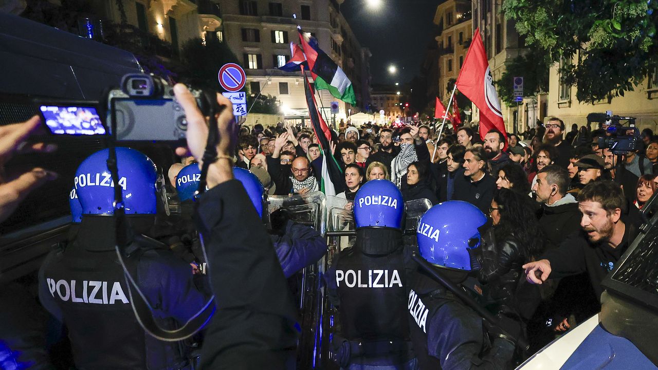Roma'da Filistin'e destek gösterisine polis, cop ve tazyikli suyla müdahale etti