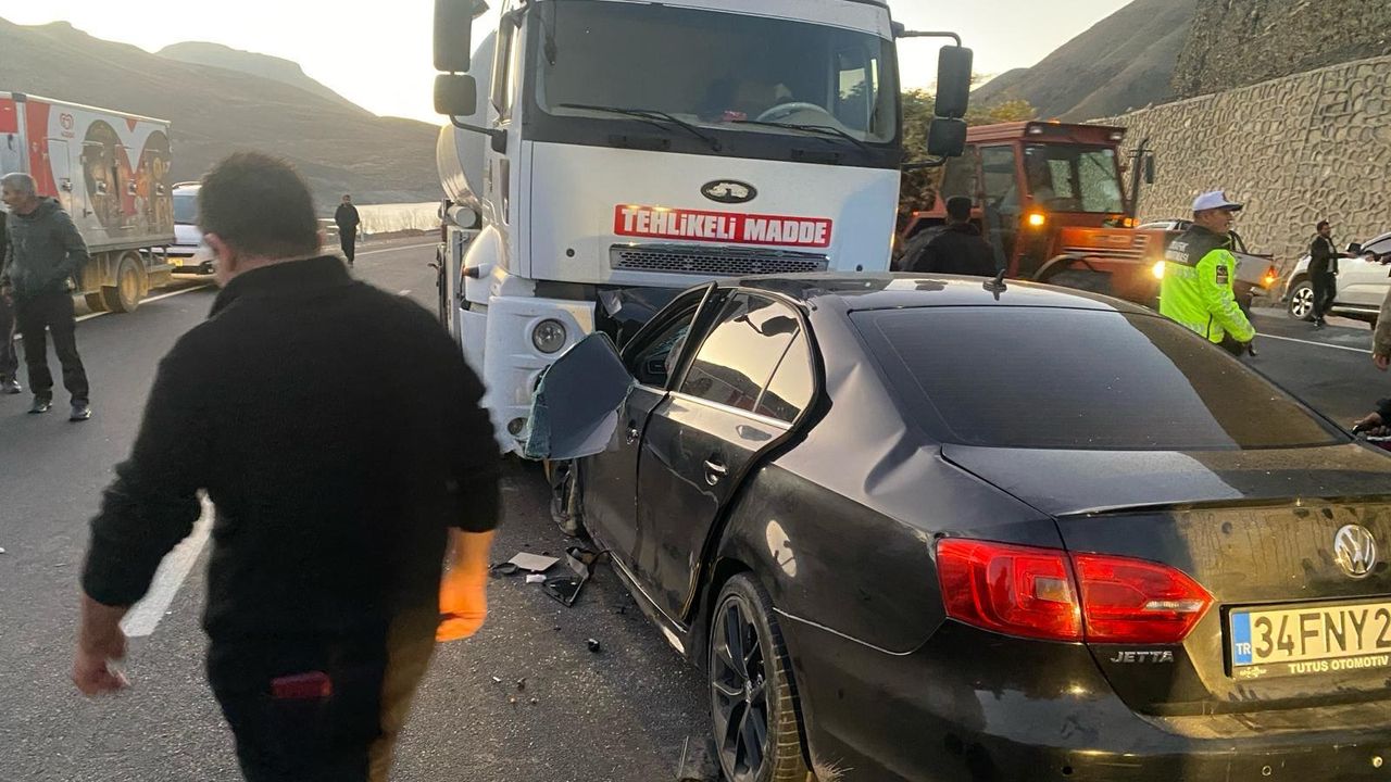 Van'da tanker ile otomobilin çarpışması sonucu 3 kişi öldü, 3 kişi yaralandı