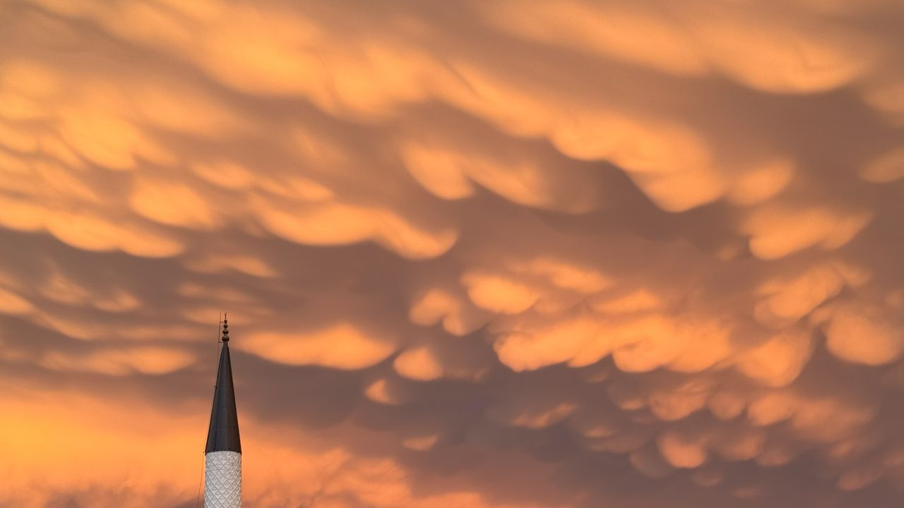 Fethiye'de sağanağın ardından gökyüzünde "Mammatus Bulutları" görüldü
