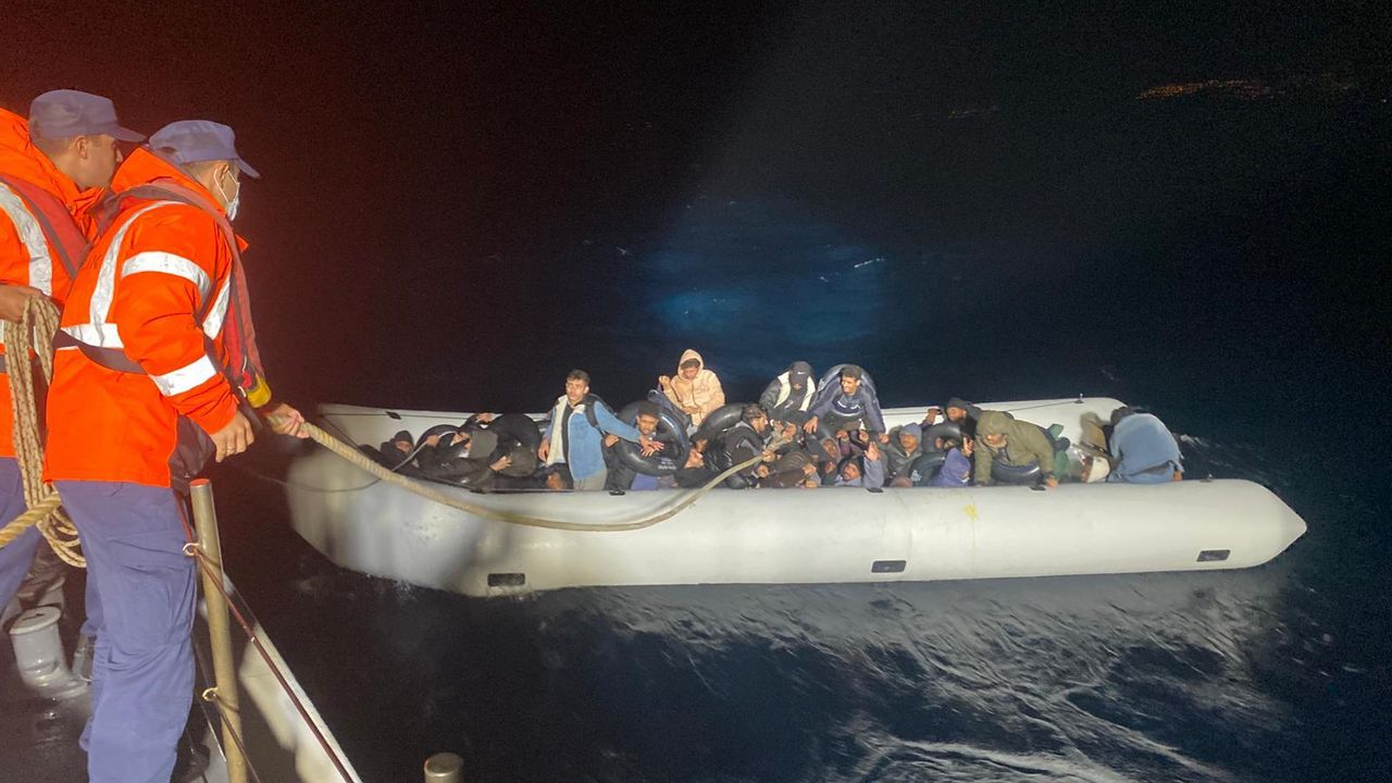 İzmir açıklarında 86 düzensiz göçmen yakalandı