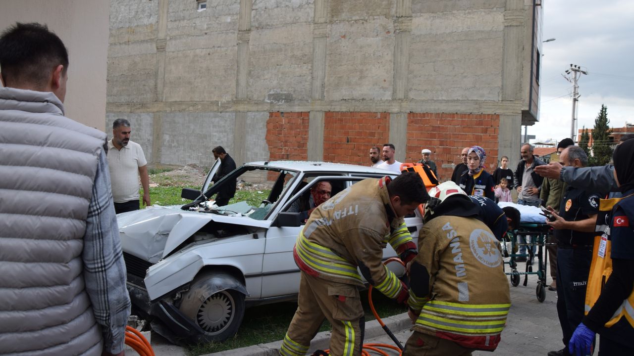 Manisa'da evin duvarına çarpan otomobilde 2 kişi yaralandı