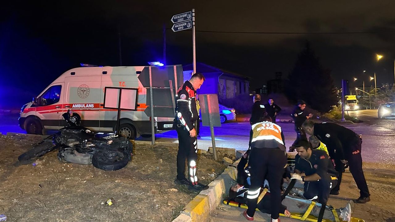 Uşak'ta otomobil ile motosikletin çarpıştığı kazada 2 kişi yaralandı