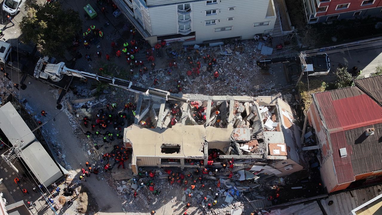 Gebze'de çöken binadan 2 cansız beden çıkarıldı: 1 kişi sağ çıkarıldı, 2 kişiyi arama çalışmaları devam ediyor