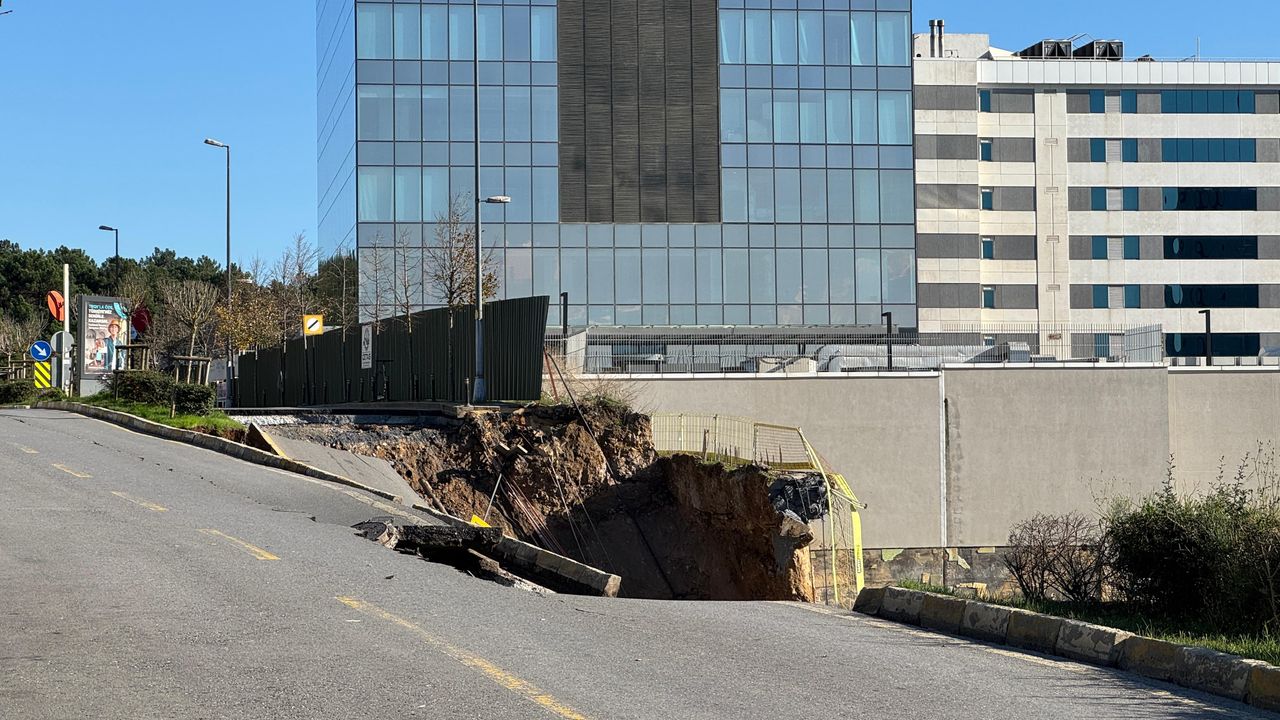 Ümraniye'de istinat duvarının yıkılması sonucu yol çöktü