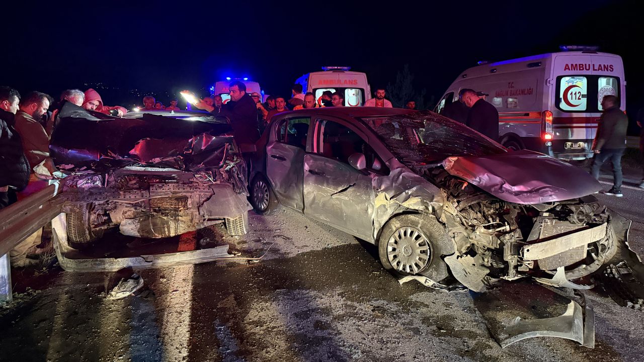 Sinop’ta lastik değişimi yapan araca başka bir aracın çarptığı kazada 4 kişi yaralandı
