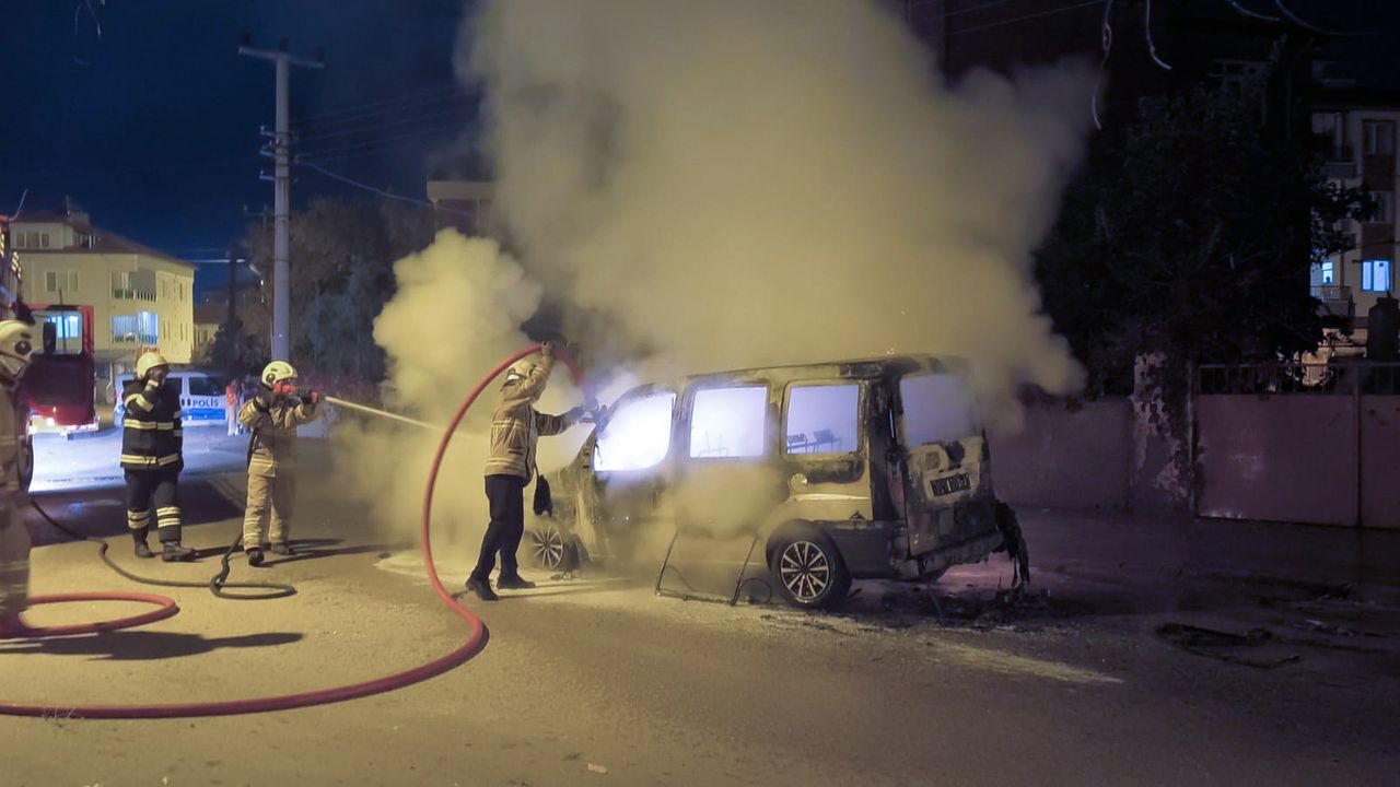 Kırıkkale'de seyir halindeki hafif ticari araçta çıkan yangın hasara yol açtı