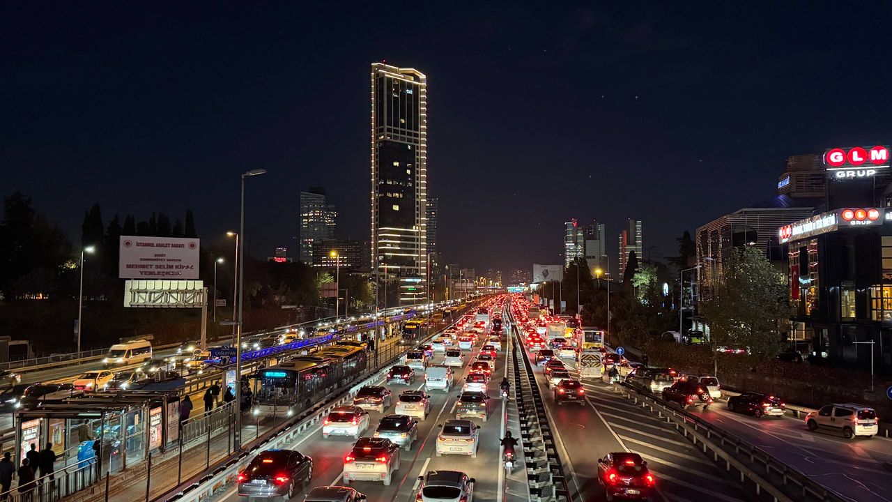 İstanbul'da akşam saatlerinde trafik yoğunluğu yüzde 83'e çıktı