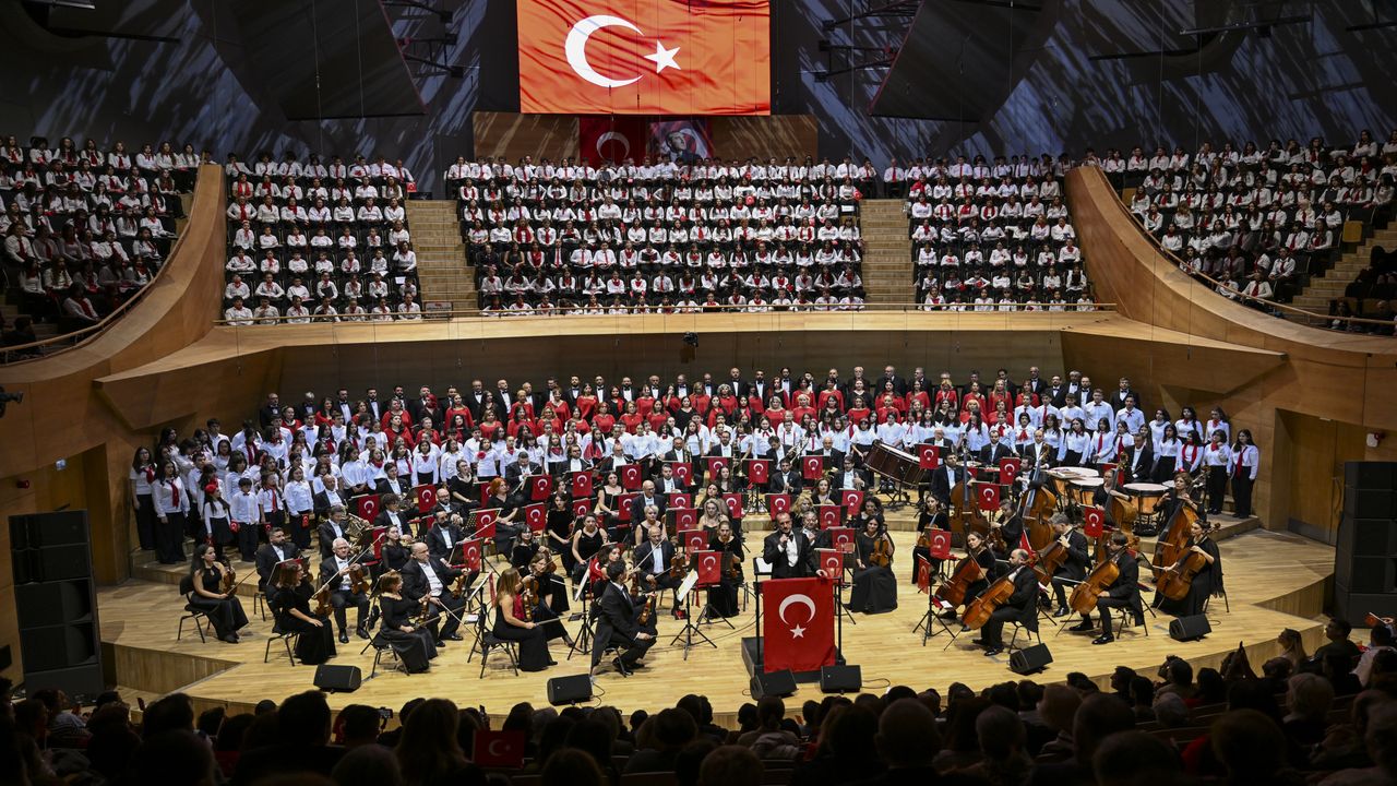 CSO ile Devlet Çoksesli Korosu "Cumhuriyet Bayramı Özel Konseri" verdi