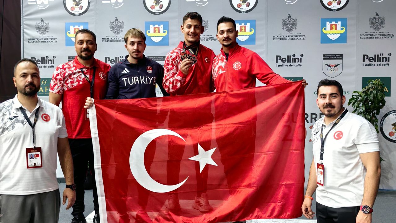 Genç milli halterci Engin Kara, Avrupa Şampiyonası'nda 2 bronz madalya kazandı