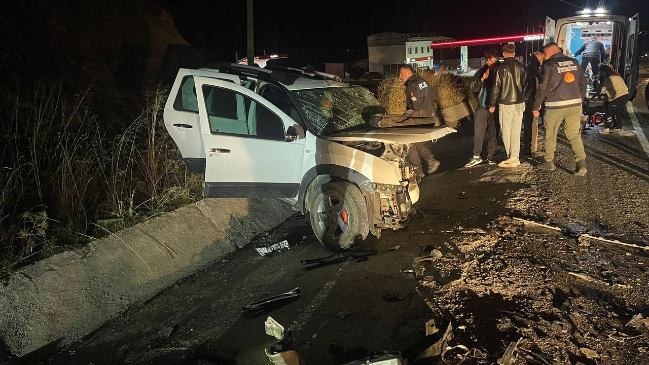 Uşak'ta cip ile otomobilin çarpışması sonucu karı koca öldü, 3 kişi yaralandı