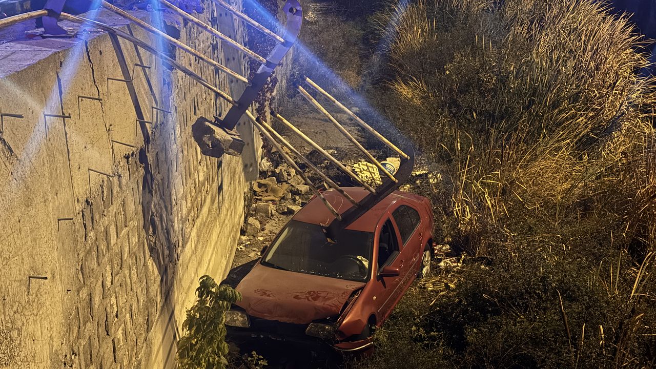 Kayseri'de kanala düşen otomobilin sürücüsü kazadan yara almadan kurtuldu