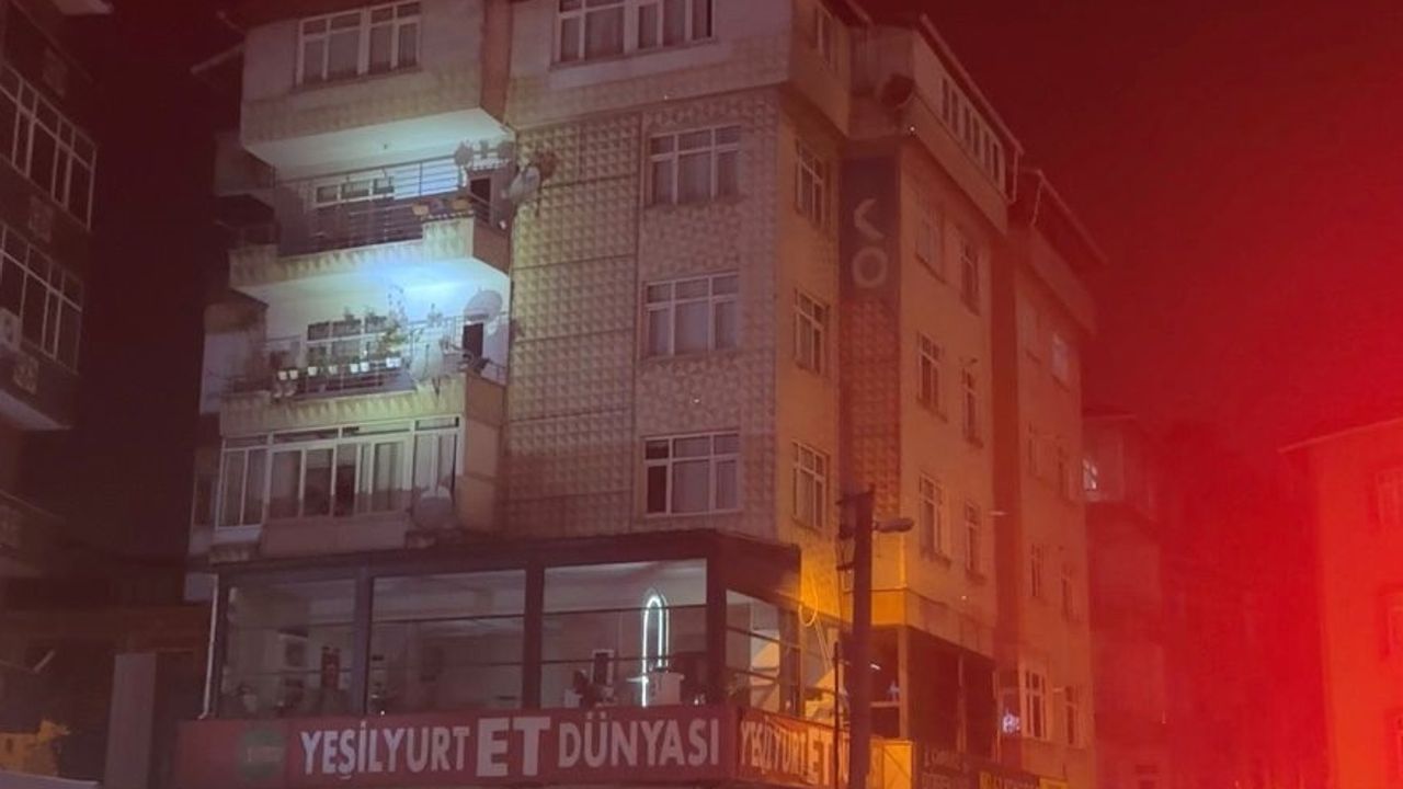Kocaeli'de çöken apartmanın yakınındaki bir bina daha tedbiren boşaltıldı