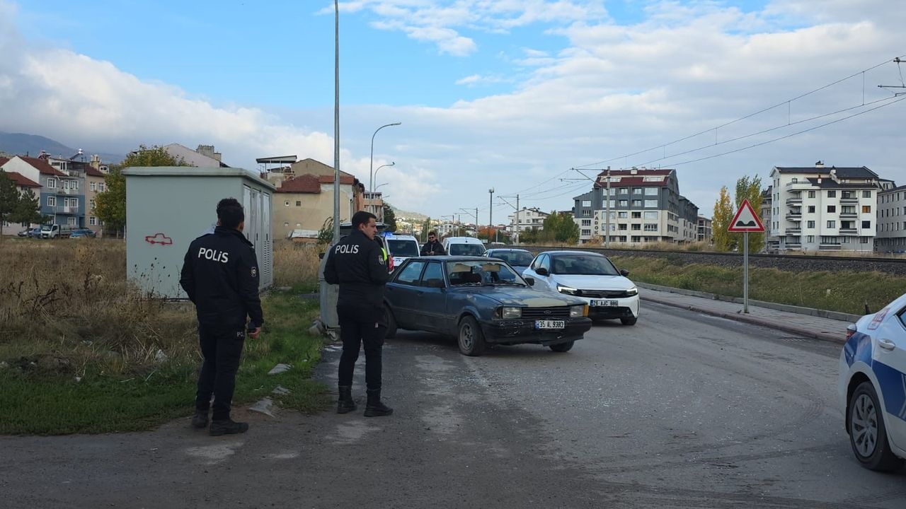 Kütahya'da otomobil 2 kişiye çarptı