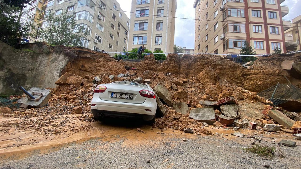Maltepe’de istinat duvarı park halindeki 3 otomobilin üzerine çöktü