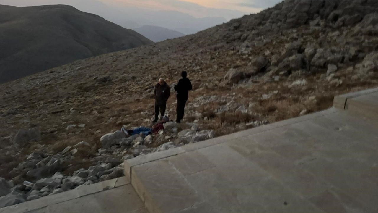 Nemrut'un merdivenlerinden yuvarlanan turist yaralandı