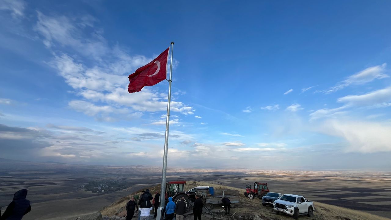 Ermenistan sınırına Türk bayrağı diktiler
